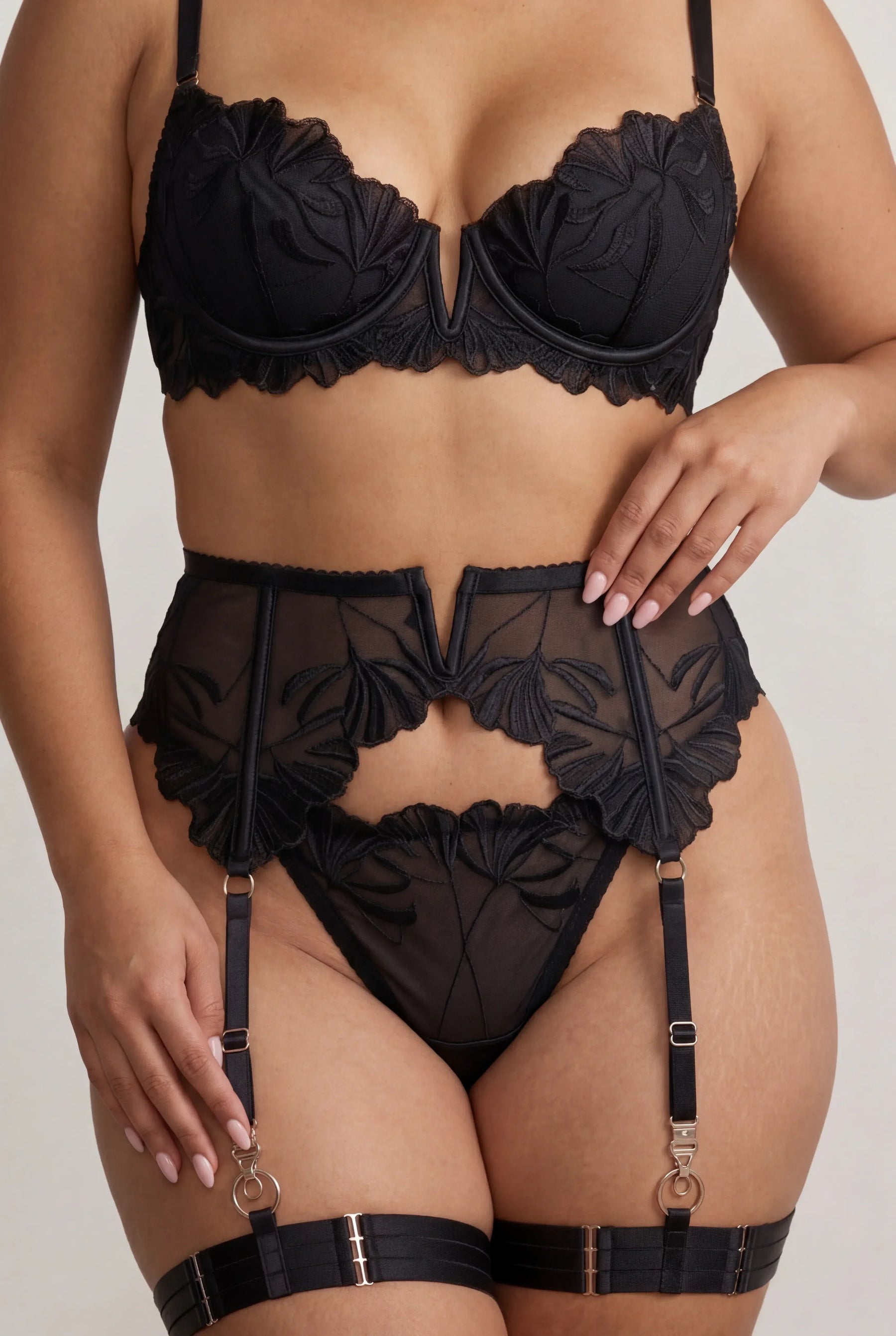 Ensemble Lingerie Pour Femme Quatre Pi Ces Avec Tours De Cuisse Et Gants Flame Noir